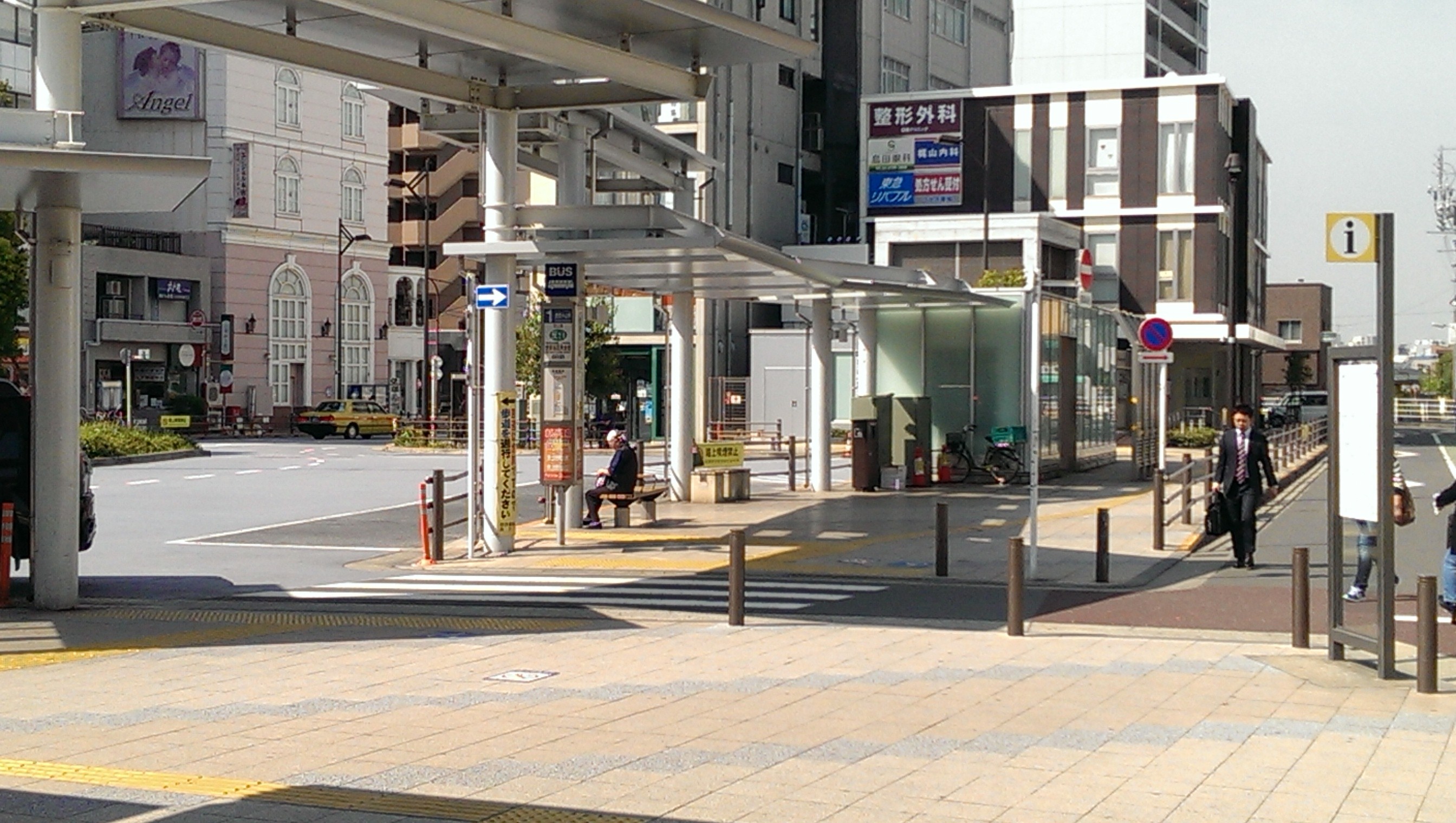 正面（ロータリーのバス停の先）に3階建ての東急駅前ビルが見えます。